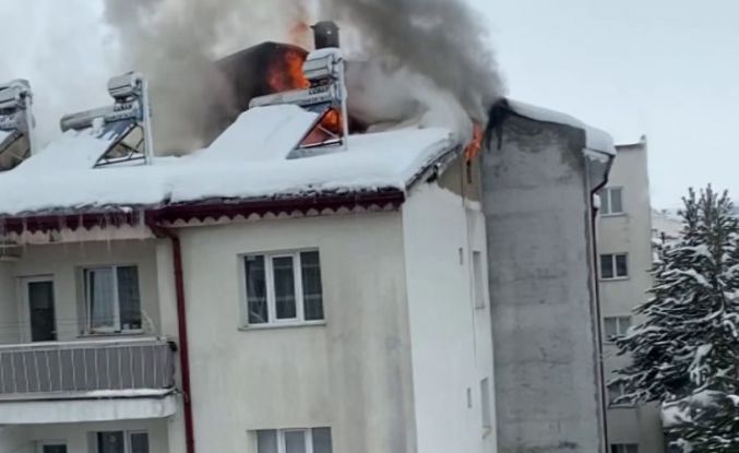 Sivas’ta çatıda çıkan yangın paniğe neden oldu