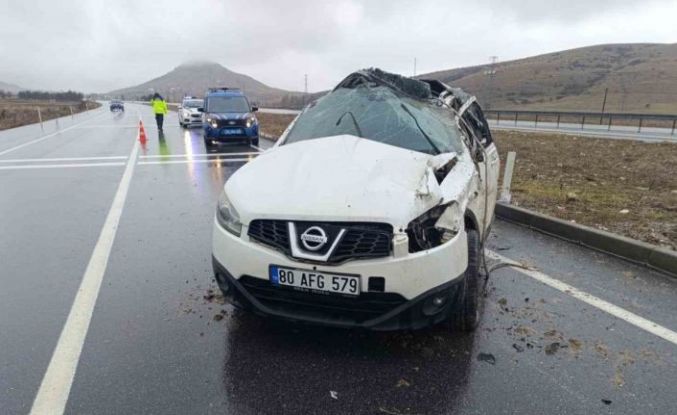 Takla atan otomobilde 3 kişi yaralandı