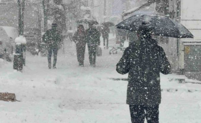 Tatvan’da yoğun kar yağışı yeniden etkili oluyor