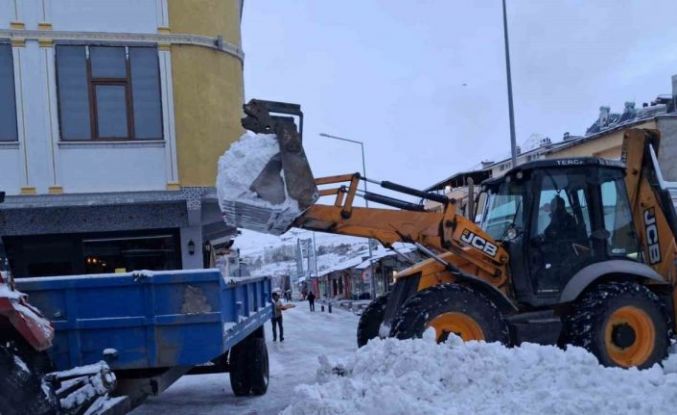 Tercan’da kar temizliği, Girlevik’te buz sarkıtları oluştu