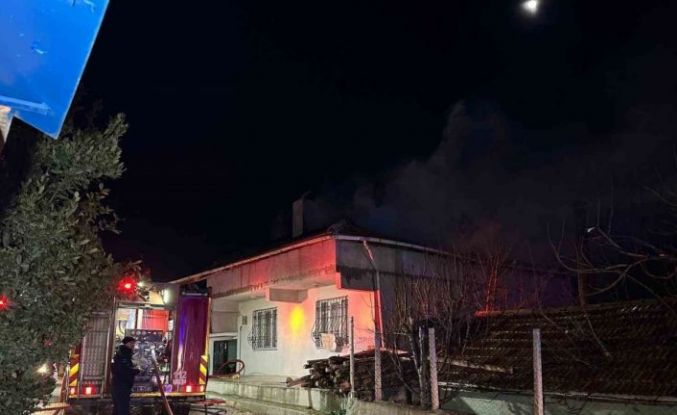 Uşak’ta çatı yangını paniğe neden oldu