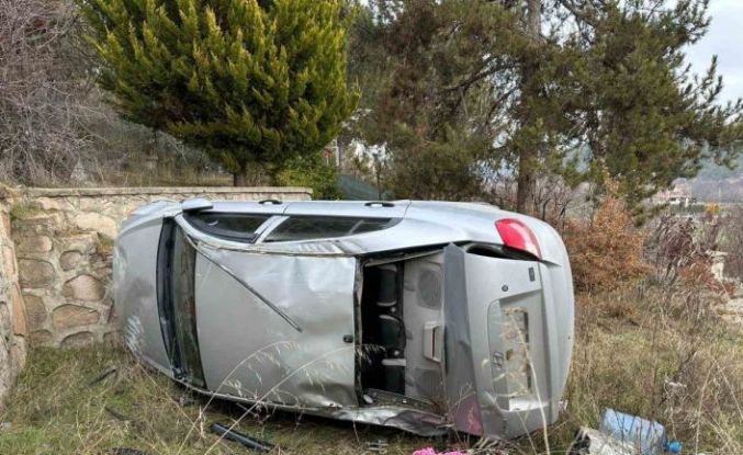 Uşak’ta kontrolden çıkan otomobil bahçeye devrildi: 1 yaralı