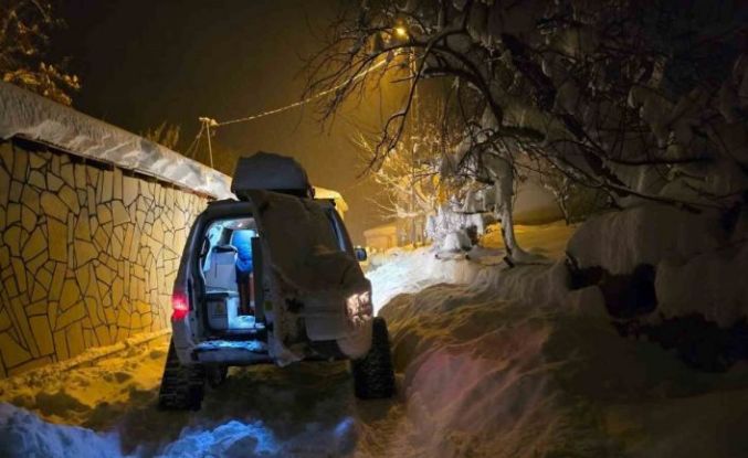 Yoğun kar yağışında UMKE ekipleri hastalara umut oluyor