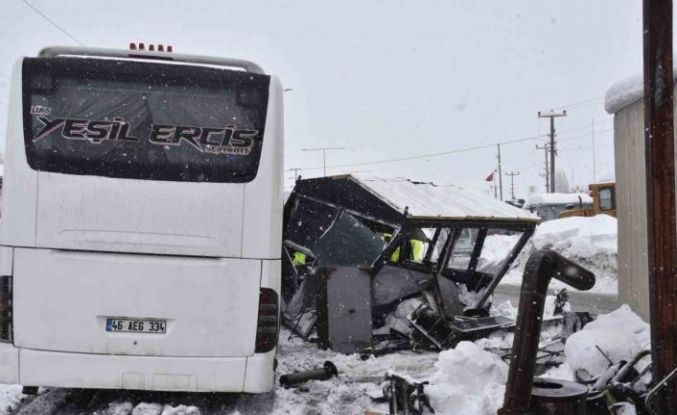 Yolcu otobüsü polis noktasına çarptı: 4 polis yaralandı