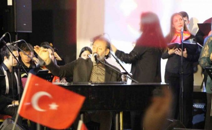 Yücel Arzen Hacıoğulları Amasya’da öğrencilerle sahne aldı