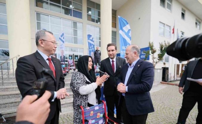 Yüreğir Belediyesi engelli bireylere tekerlekli sandalye dağıttı