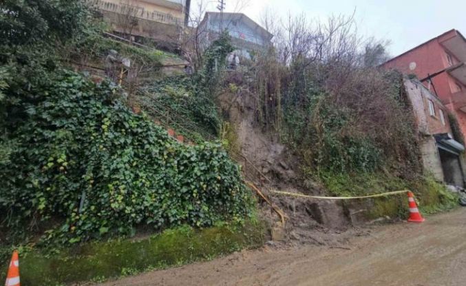 Zonguldak’ta 8 eve ulaşım sağlayan merdiven heyelan nedeniyle kapatıldı