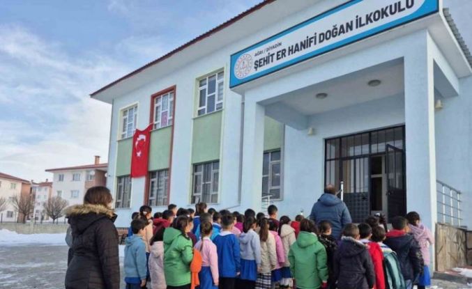 Ağrı’da okullarda 6 Şubat depremleri için saygı duruşu