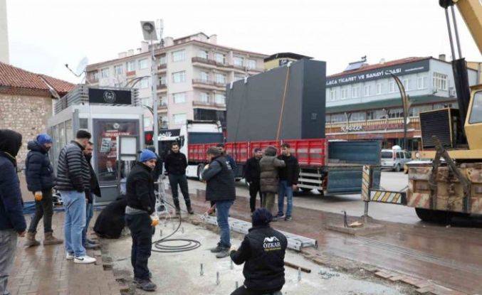 Alaca Cumhuriyet Meydanı’na dev led ekran kuruldu