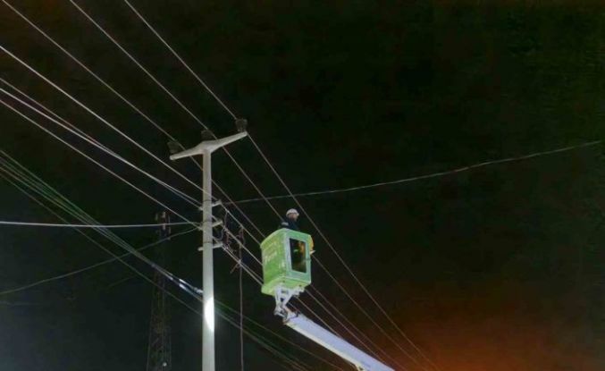 Alaca’da kamyon, elektrik ve telefon hatlarına zarar verdi