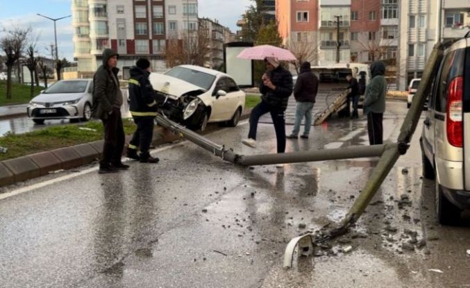 Alkollü sürücünün çarptığı direk başka bir aracın üzerine devrildi