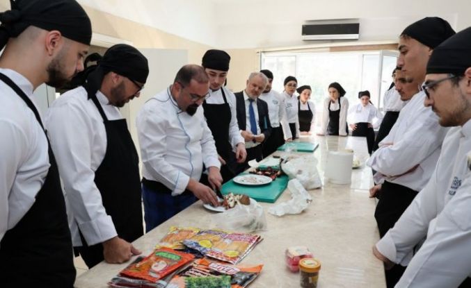 ALKÜ’lü öğrenciler Uzak Doğu mutfağını uzmanından öğreniyor