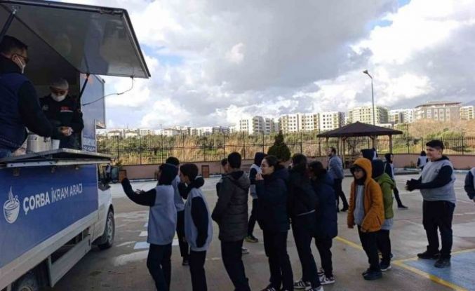 Antakya Belediyesi’nden soğuk kış gününde öğrencilere çorba ikramı