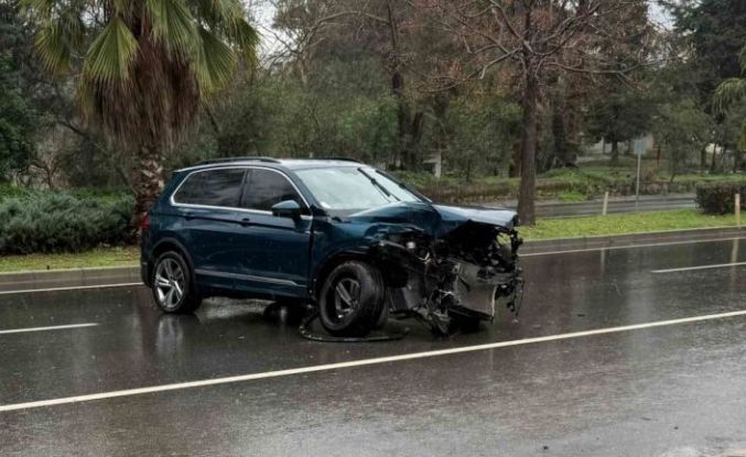 Antalya’da yağışlı havada kaza ucuz atlatıldı