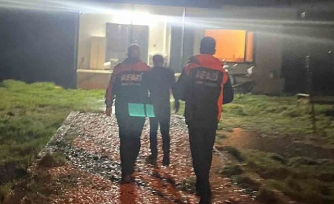 Aracı akıntıya kapılan vatandaş son anda kurtuldu