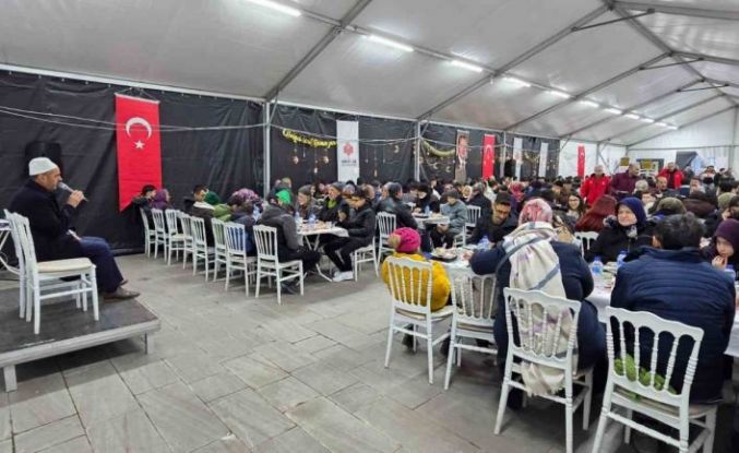 Asırlık vakıf geleneği yüzlerce vatandaşı aynı sofrada buluşturdu