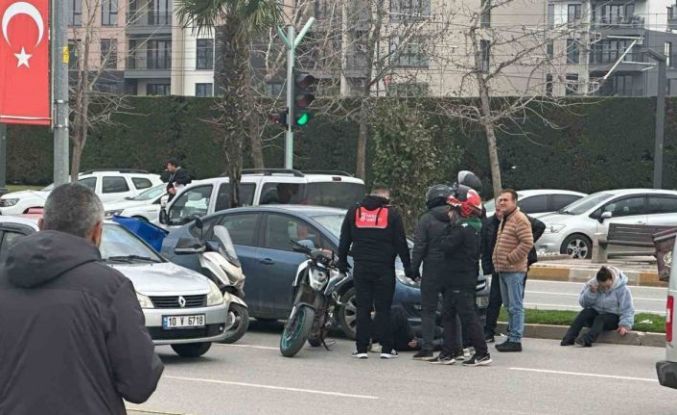 Balıkesir’de otomobil, motosiklete çarptı; 1 yaralı