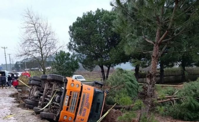 Balıkesir’de zemin çökünce beton mikseri devrildi: 1 ölü, 1 yaralı