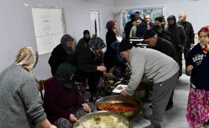 Başkan Hakan Şehirli komşularıyla aynı sofrada