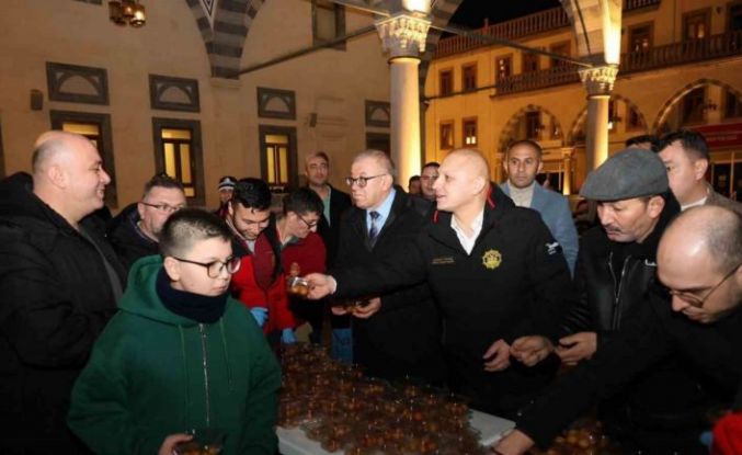 Başkan Önal, Berat Kandili’nde vatandaşlara lokma ikramında bulundu