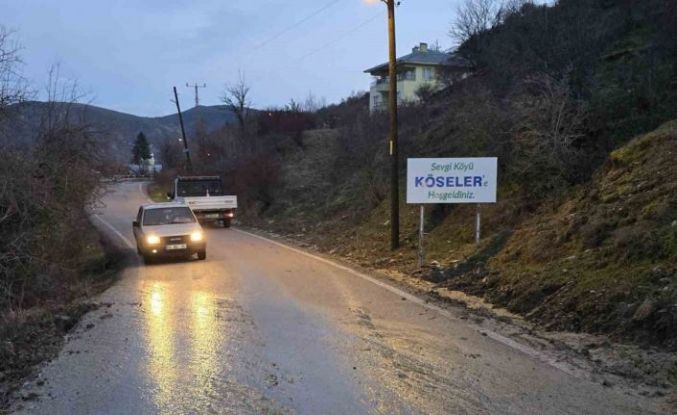Beypazarı’nda kayalar yolu ulaşıma kapattı