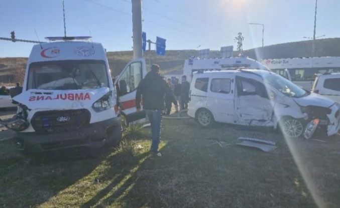 Bingöl’de ambulans ile hafif ticari araç çarpıştı: 5 yaralı