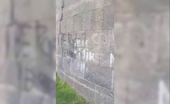 Binlerce yıllık surlara gelişigüzel yazılar yazdılar