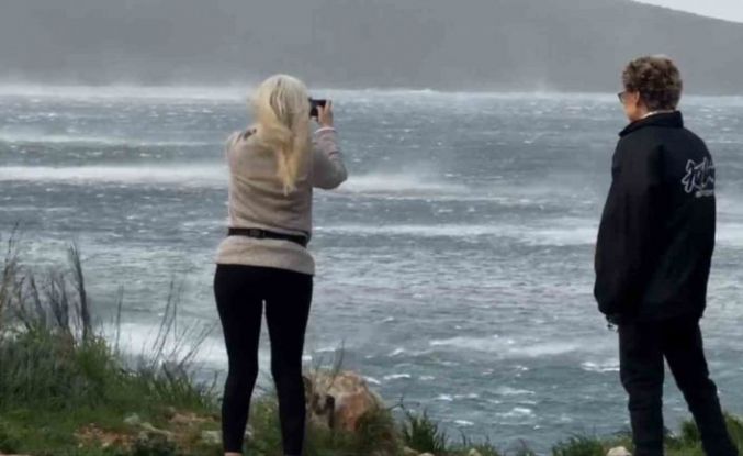 Bodrum’da fırtınada deniz ortasındaki doğa olayı görenleri şaşırttı