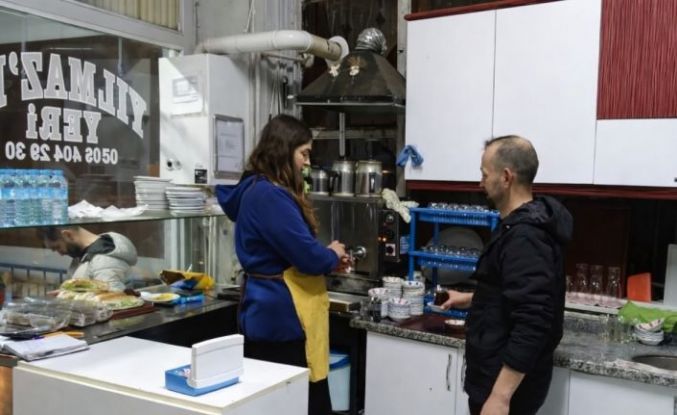 Bu kahvehaneye kadın eli değdi, müşteriler memnun