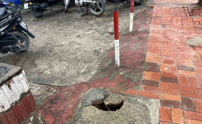 Buldan’da ATM önündeki çukur tehlike saçıyor