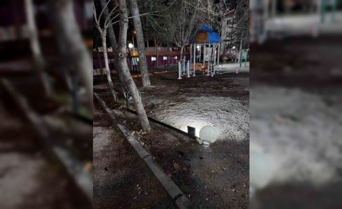 Buldan’da çocuk parkındaki aydınlatma direği tehlike saçıyor