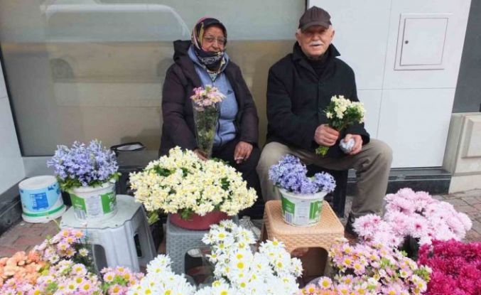 Burhaniye’ de çiçekçiler 14 Şubat’ı bekliyor
