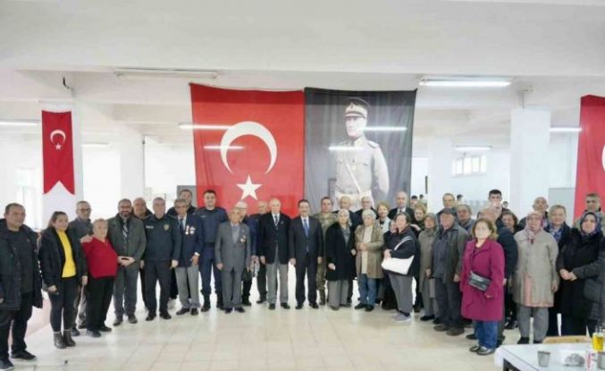 Burhaniye’de Kaymakam Atilla Şehit aileleri ve gaziler onuruna verilen yemeğe katıldı