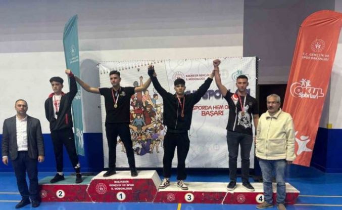 Burhaniyeli genç boksörler Balıkesir’de 8 ödül aldı