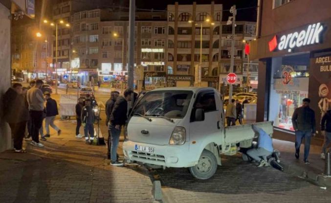 Çalıntı araçla yakıt alırken polisi gördü, kaçarken direğe çarptı