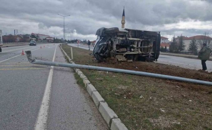 Çorum’da devrilen kamyonetteki 3 kişi küçük sıyrıklarla kurtuldu