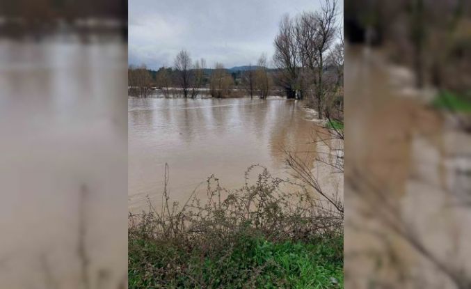 Denizli’de Akçay Deresi taştı, yol trafiğe kapandı