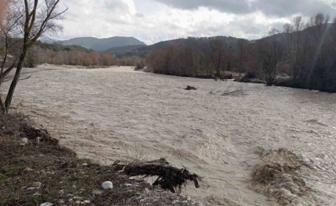 Denizli’de sel köprüleri ağır hasar verdi