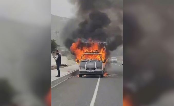 Denizli’de seyir halindeki araç alevlere teslim oldu