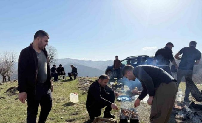 Derecik’te sıcak havayı gören vatandaşlar piknik alanlarına akın etti