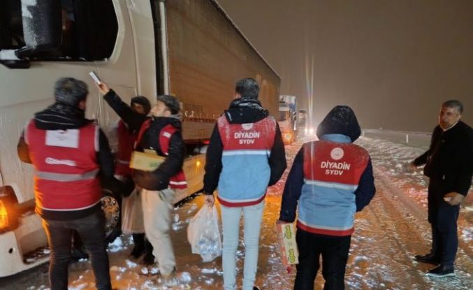Diyadin’de yolda kalan vatandaşlara kumanya desteği