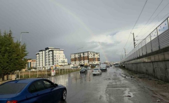 Edirne’de fırtınada yollar göle döndü, ağaç dalları kırıldı
