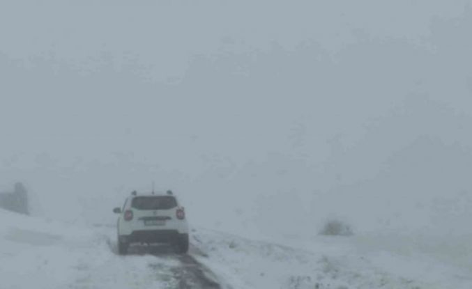 Elazığ’da kar yağışında mahsur kalan araç kurtarıldı