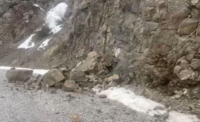 Erzincan’daki 4,9’luk depremin merkez üssünden yeni görüntüler: Kaya parçaları yola böyle düştü