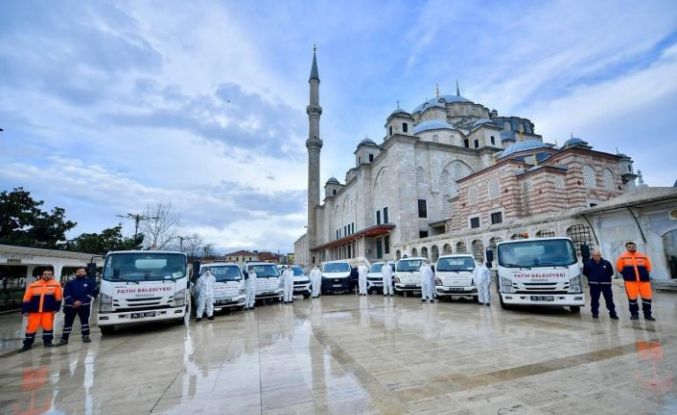 Fatih’teki camiler Ramazan öncesi gül suyuyla yıkandı