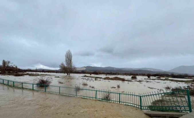 Gembos kanalı taştı, ekili alanlar suyla kaplandı
