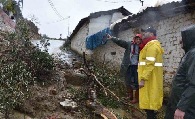 Germencik’te sağanak yağış sonrası başkan çizmeleri giyip sokağa çıktı