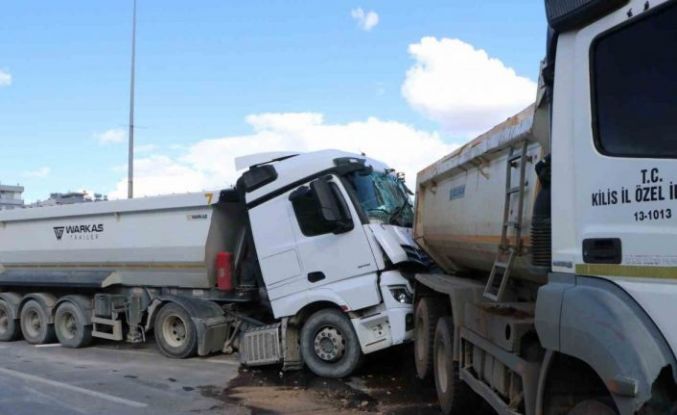 Hafriyat kamyonları çarpıştı: 1 yaralı