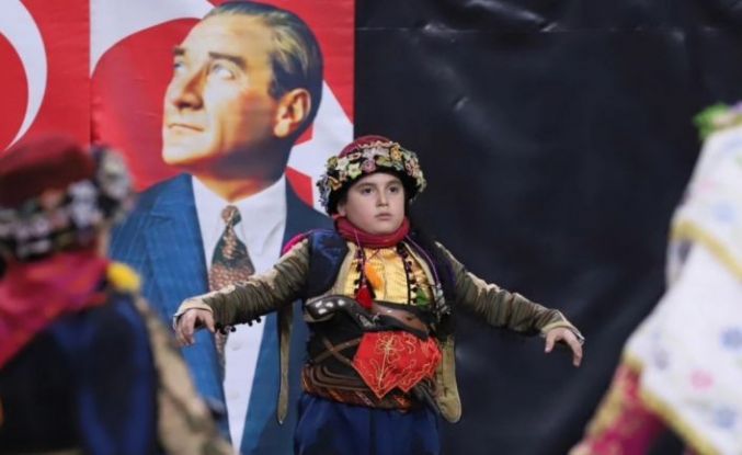 Halk oyunlarında sahne okulların