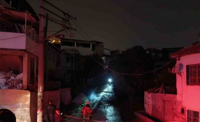 İzmir’de fırtına nedeniyle devrilen ağaç alev aldı